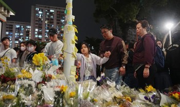 Moradores se reúnem em local de incêndio em Hong Kong