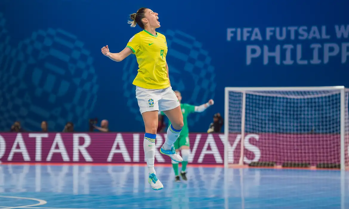 Brasil goleia e avança para semi da Copa do Mundo de futsal