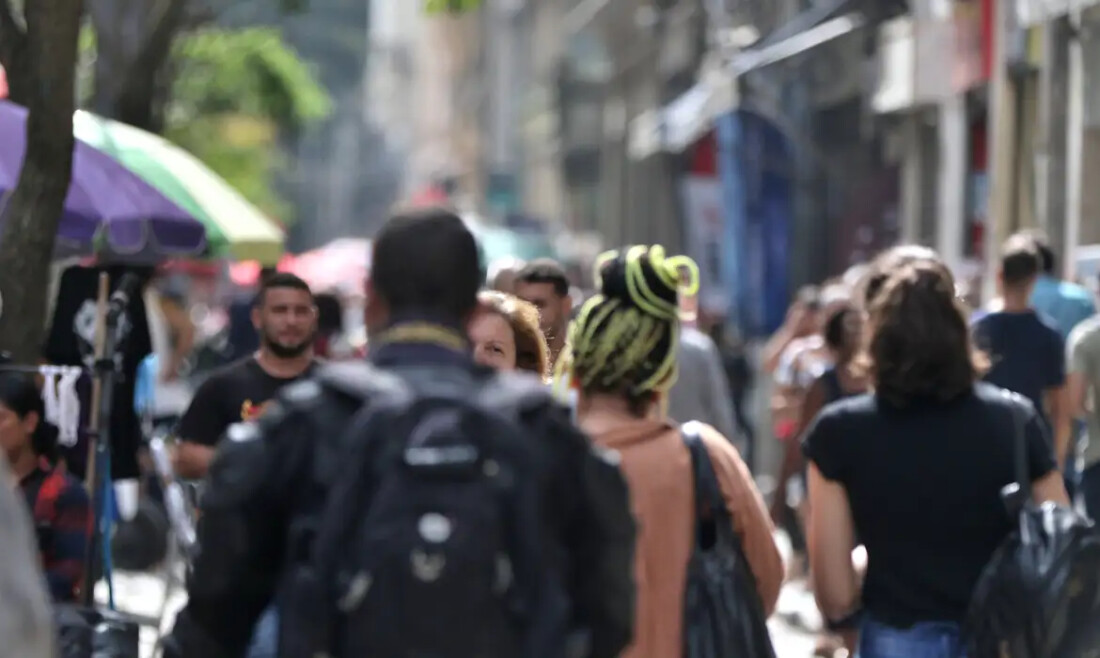 Diretores e gerentes negros ganham 34% menos que brancos, revela IBGE