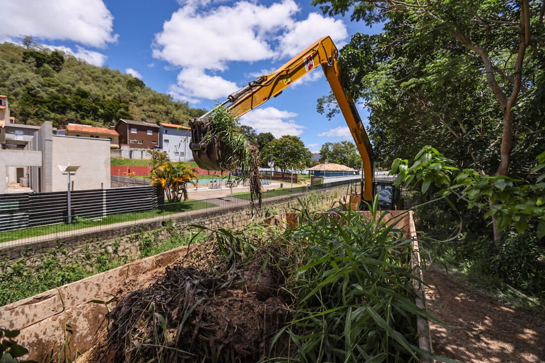 Prefeitura de Guararema realiza limpeza no Ribeirão Nogueira