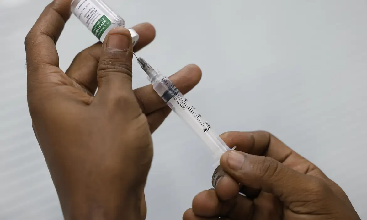 Covid: quem tem 12 anos ou mais pode se imunizar, no Rio, com vacina