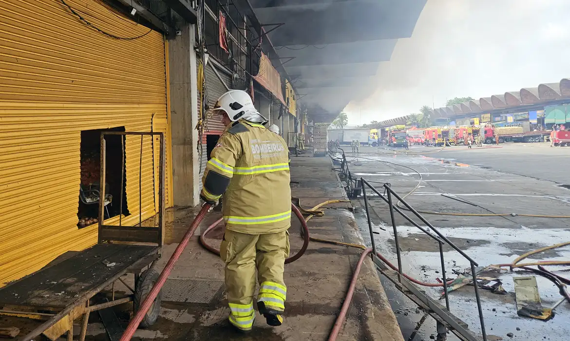 Incêndio no Ceasa/Rio está controlado; bombeiros trabalham no rescaldo