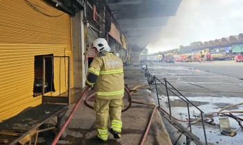 Incêndio no Ceasa/Rio está controlado; bombeiros trabalham no rescaldo