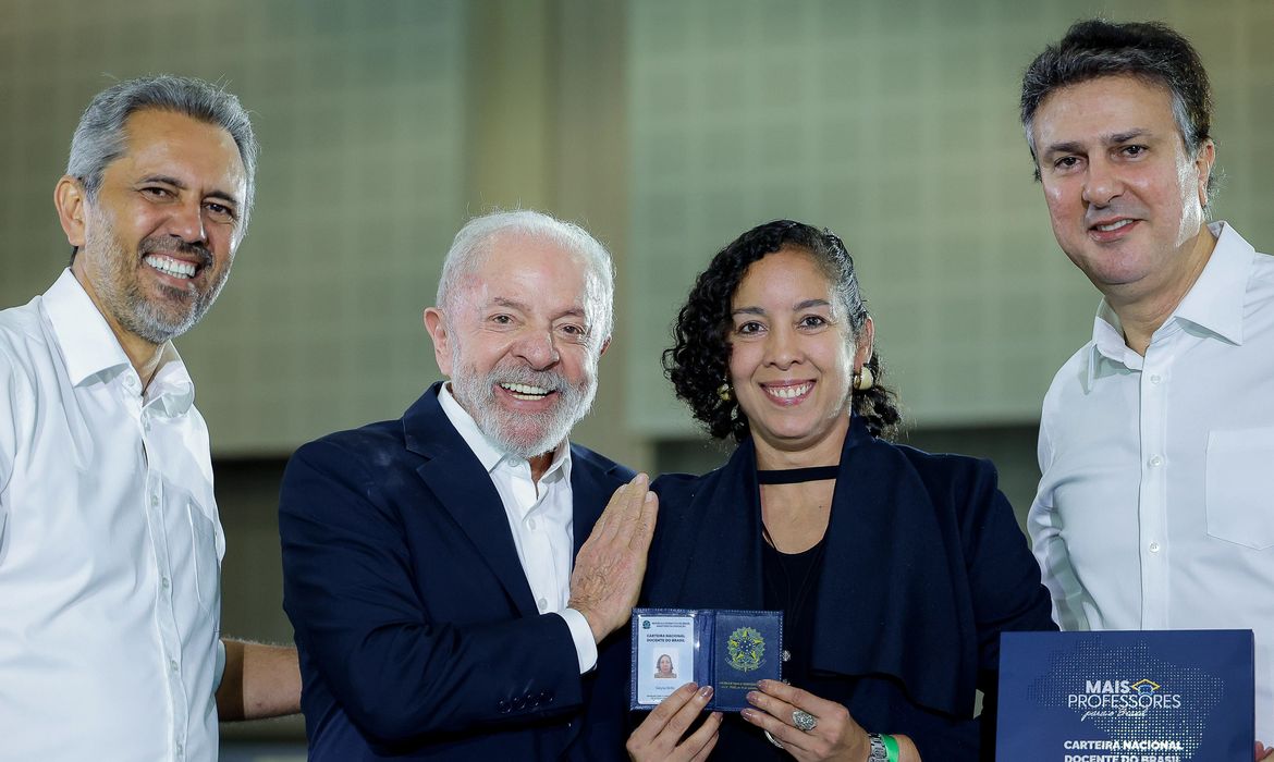 Carteira Docente é documento que valoriza profissão, diz professora