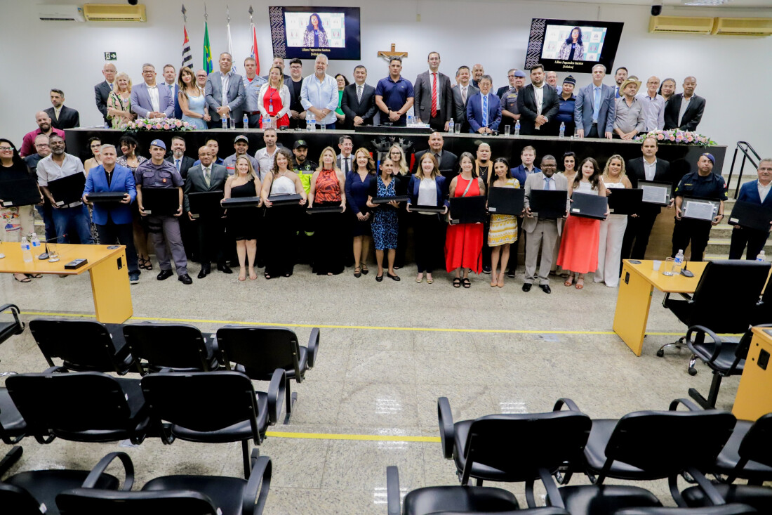Câmara de Suzano homenageia os Profissionais do Ano de 2025 em sessão solene