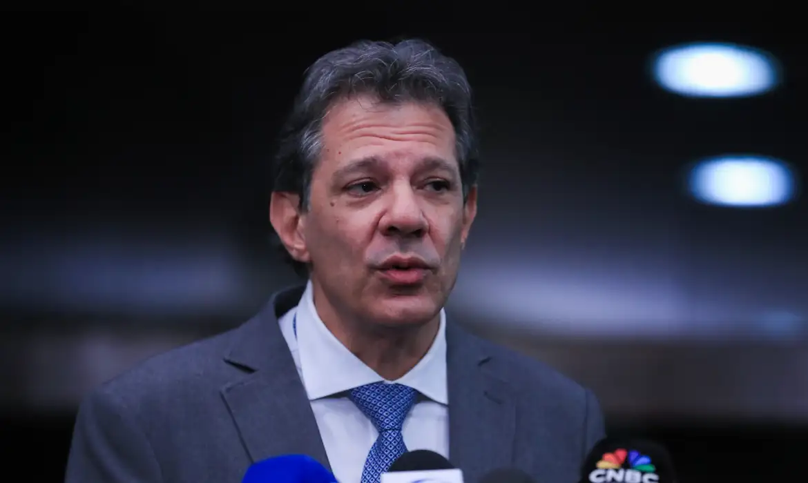 Haddad busca canal direto com EUA para rastrear peças de fuzis