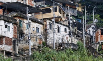 Quase 20% da população de favelas vivem em vias onde não passam carros