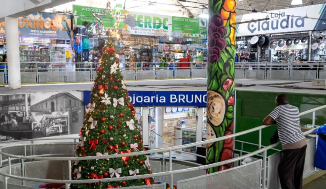 Mercado Municipal ganha clima natalino com árvore gigante e programação especial