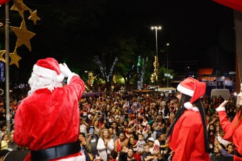 Chegada do Papai Noel reúne 4 mil pessoas em Suzano