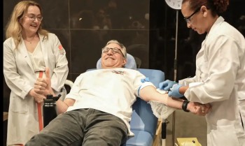 Padilha doa sangue e marca início da vacinação contra vírus sincicial