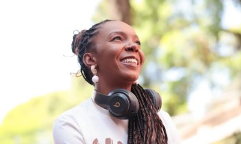 Ativista que quer “calçar o mundo” já distribuiu 60 mil chinelos