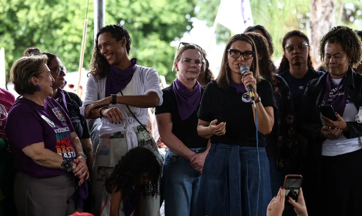 Seis ministras e um ministro participam do Levante de Mulheres no DF