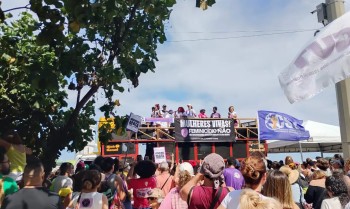 Mulheres protestam contra feminicídio e pedem maior presença do Estado