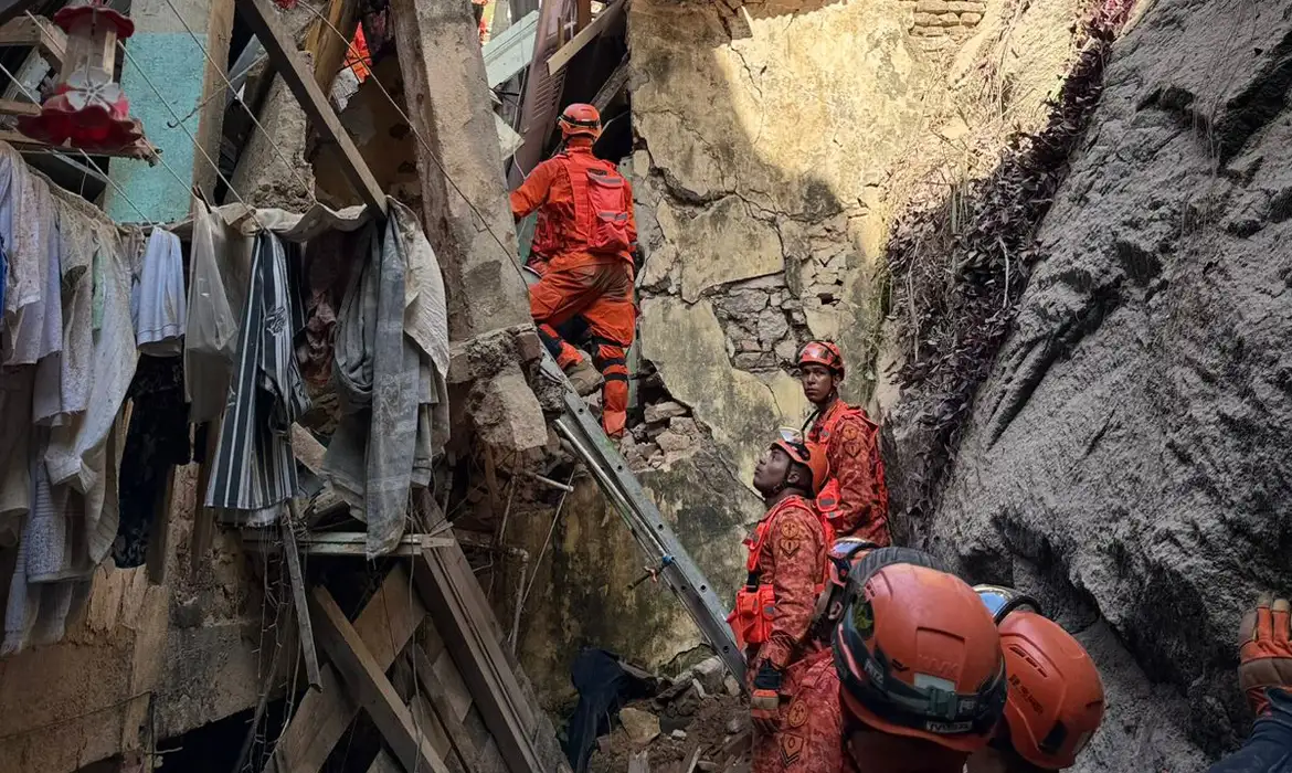 Resgatadas 17 pessoas de casarão que desabou no Rio