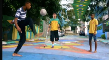 FIFA exibe Rogerinho R9 na abertura da Copa; atleta vira símbolo mundial