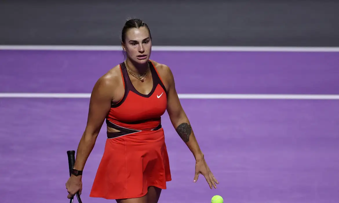 Sabalenka diz não ser justo que mulheres enfrentem atletas trans