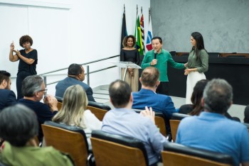 Autoridades prestigiam lançamento do livro de Clau Camargo em Mogi das Cruzes
