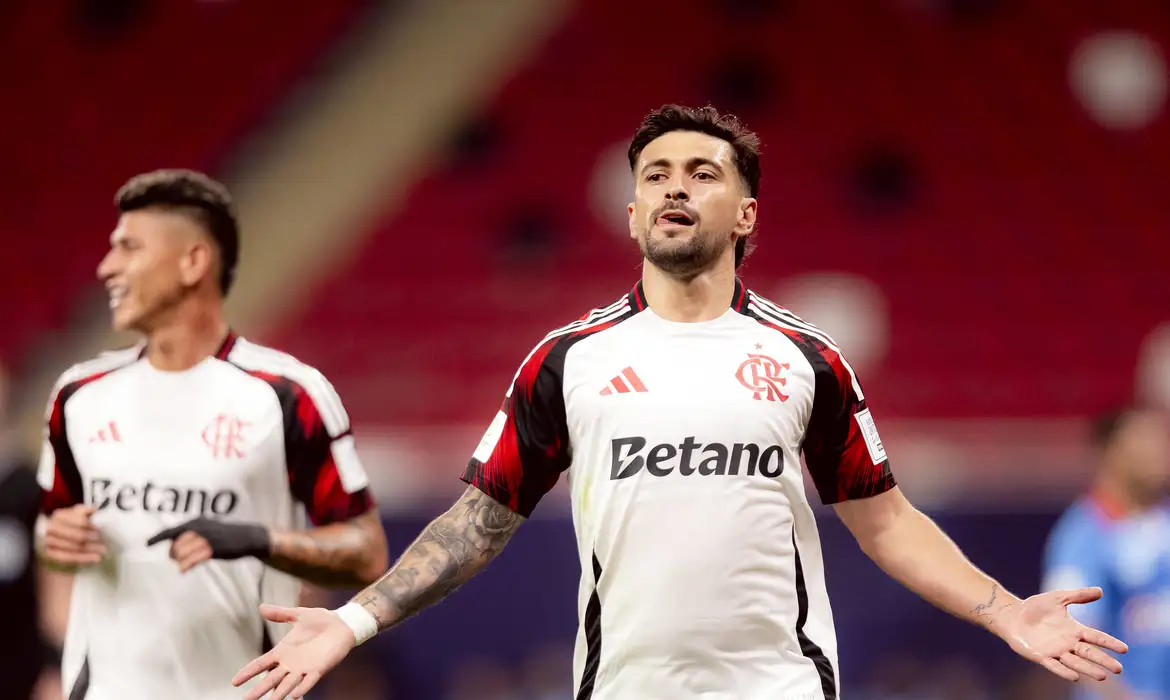 Arrascaeta brilha e Flamengo avança à semi da Copa Intercontinental