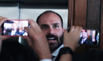 Motta notifica Eduardo Bolsonaro sobre processo de perda do mandato