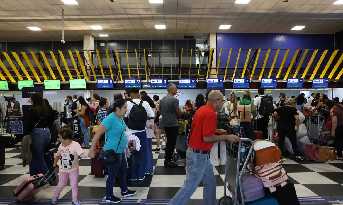 Passageiros aguardam solução de empresas no aeroporto de Congonhas