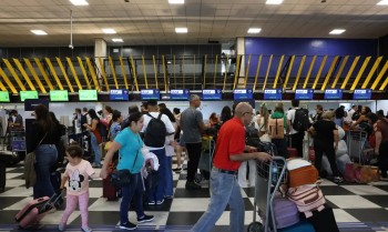 Passageiros aguardam solução de empresas no aeroporto de Congonhas