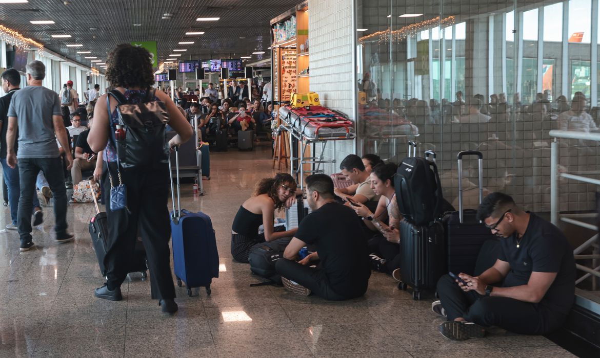 Passageiros de Congonhas relatam cansaço e falta de suporte de aéreas