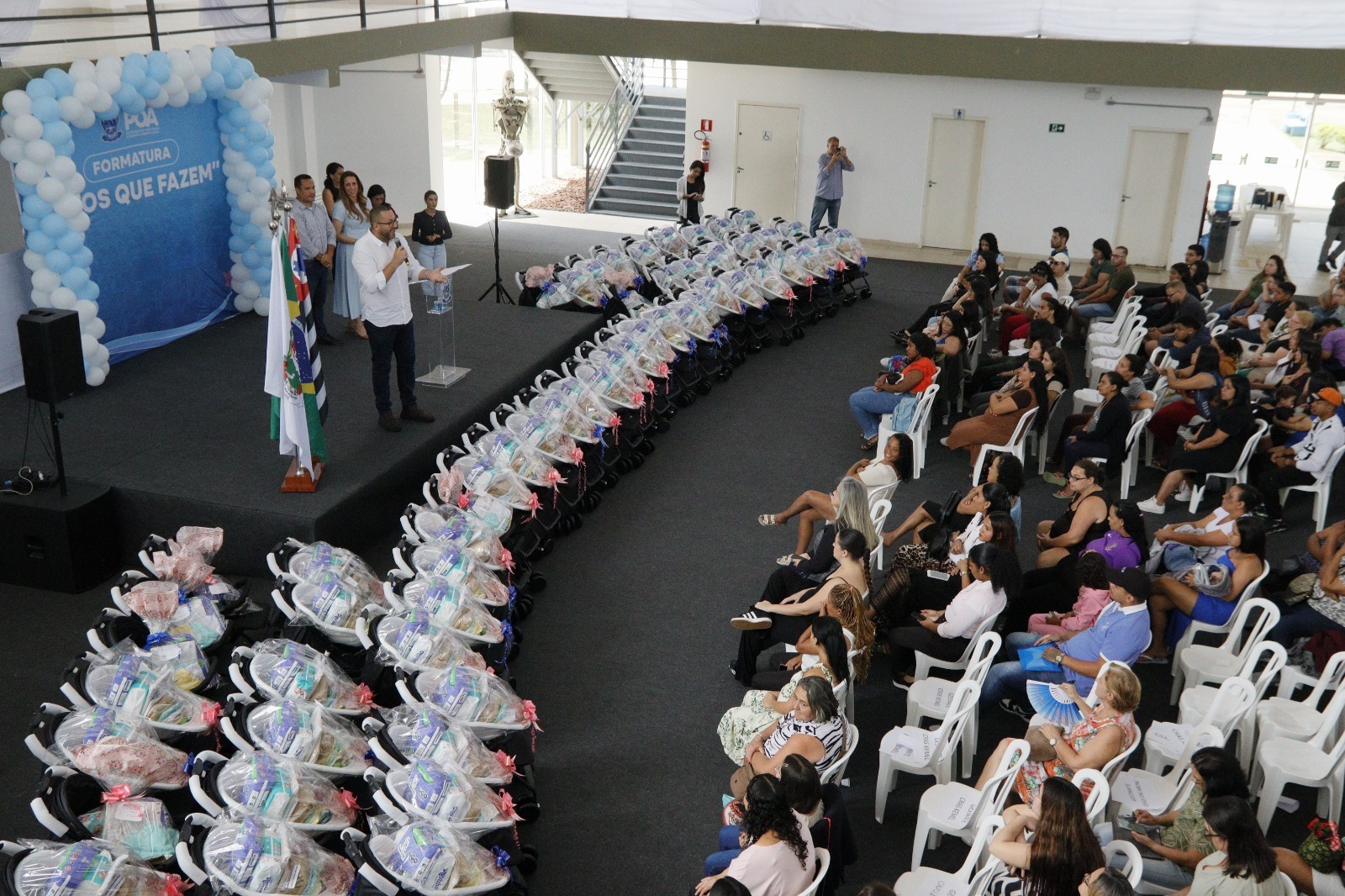 Prefeito e primeira-dama de Poá realizam formatura do Programa ‘Mãos que Fazem’ e do Projeto Gestante