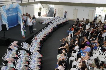 Prefeito e primeira-dama de Poá realizam formatura do Programa ‘Mãos que Fazem’ e do Projeto Gestante