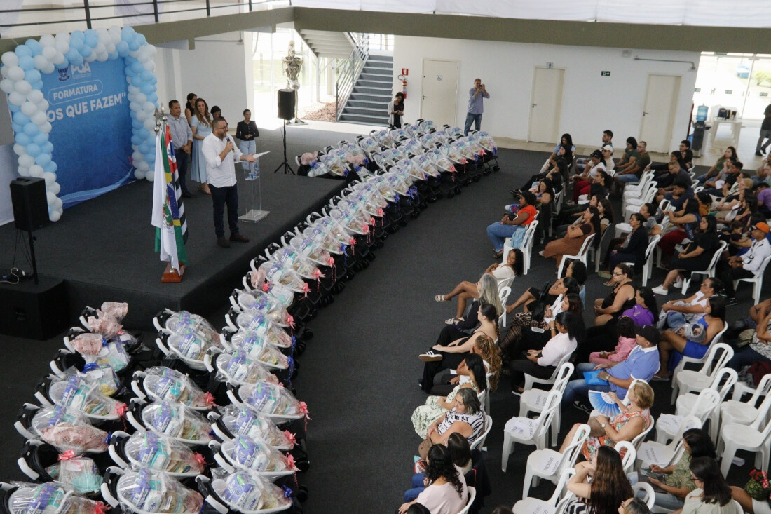 Prefeito e primeira-dama de Poá realizam formatura do Programa ‘Mãos que Fazem’ e do Projeto Gestante