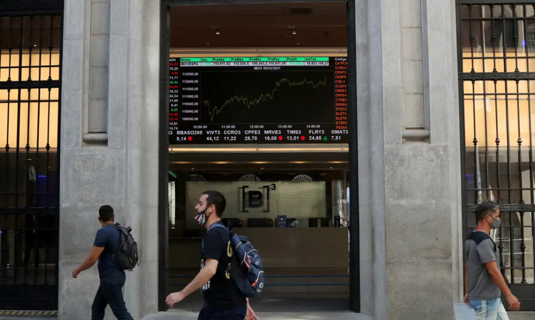 Bolsa sobe 0,99% e volta a superar os 160 mil pontos