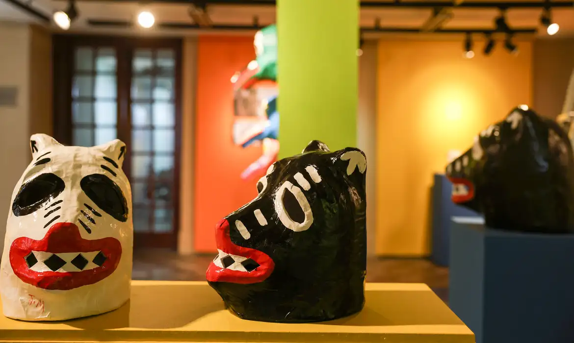 Tradição dos Juliōes na produção de máscaras de Olinda chega ao Rio