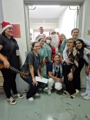 Papai Noel espalha a magia de Natal na Santa Casa de Mogi