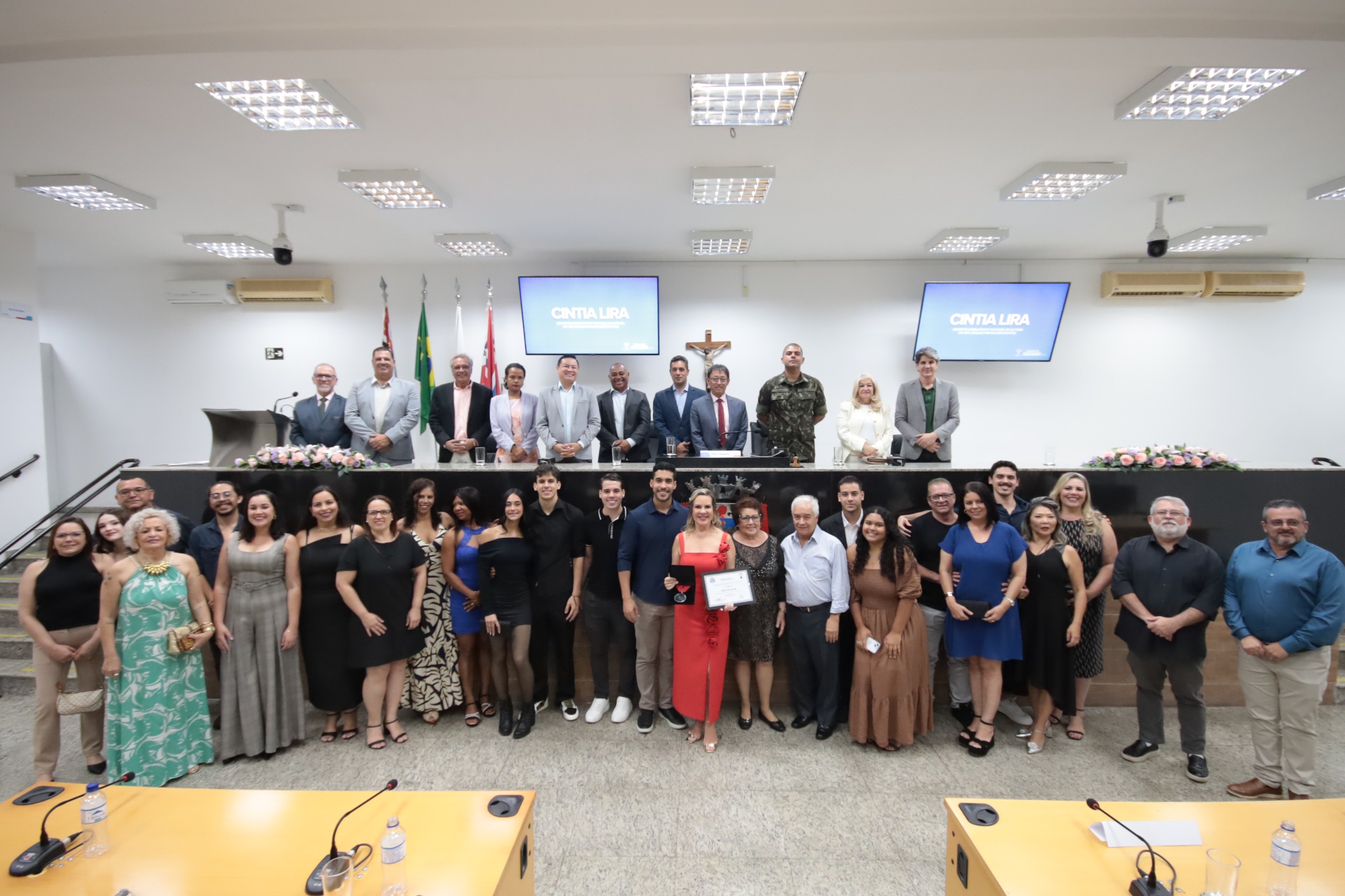 Cintia Lira recebe Medalha Suzano Brandão da Câmara de Suzano 
