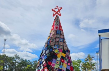 Projeto "Mãos de Ouro" da Unai confecciona árvore de Natal em crochê