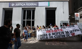 Moradores da Favela do Moinho protestam contra demolições e despejos