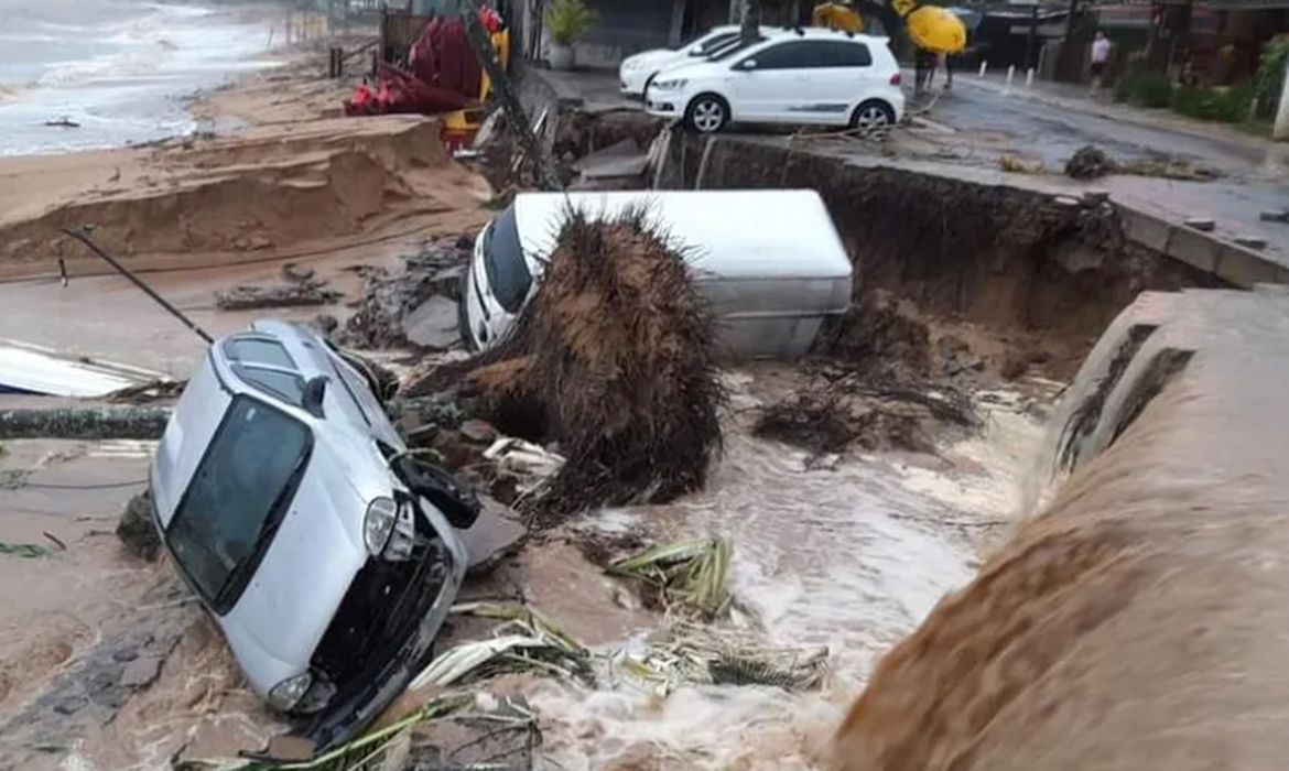 Duas pessoas morrem em Ilhabela devido às chuvas fortes