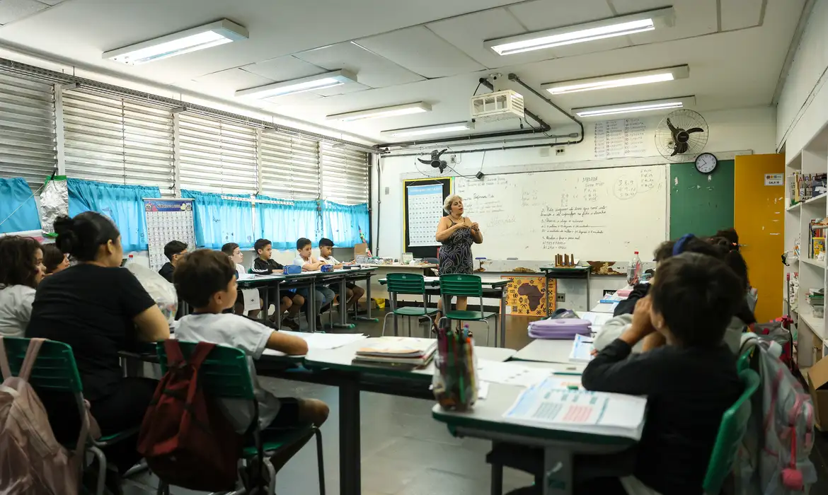 Mudanças no IR beneficiarão 73,5% dos professores da educação básica