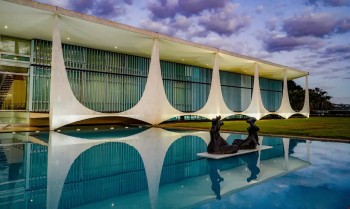 PF acha documentos no Alvorada e pede para interrogar Bolsonaro