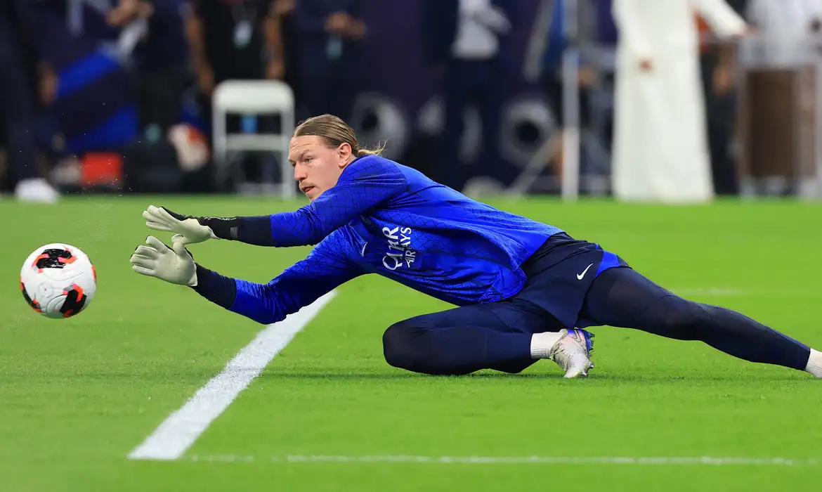 Herói do PSG contra o Flamengo, goleiro Safonov fraturou mão na final