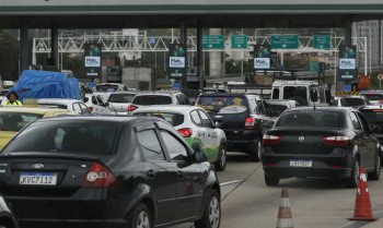 Andarilho invade Ponte Rio-Niterói e causa confusão no trânsito