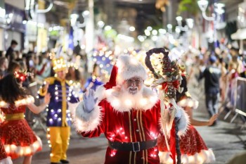 Parada das Luzes reúne famílias e ilumina ruas do Centro de Mogi 