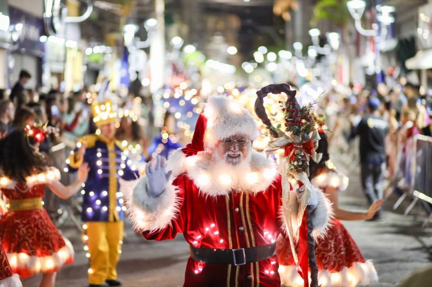 Parada das Luzes reúne famílias e ilumina ruas do Centro de Mogi 