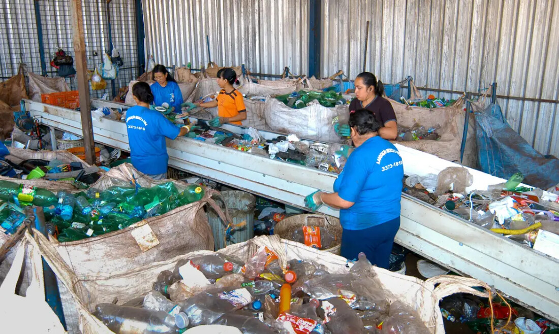 Plásticos não recicláveis geram perdas e sobrecarga a catadores no Rio