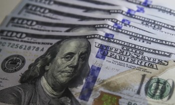Dólar aproxima-se de R$ 5,60 com remessas de empresas ao exterior