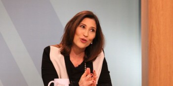 Beth Goulart marca presença no Sem Censura desta segunda