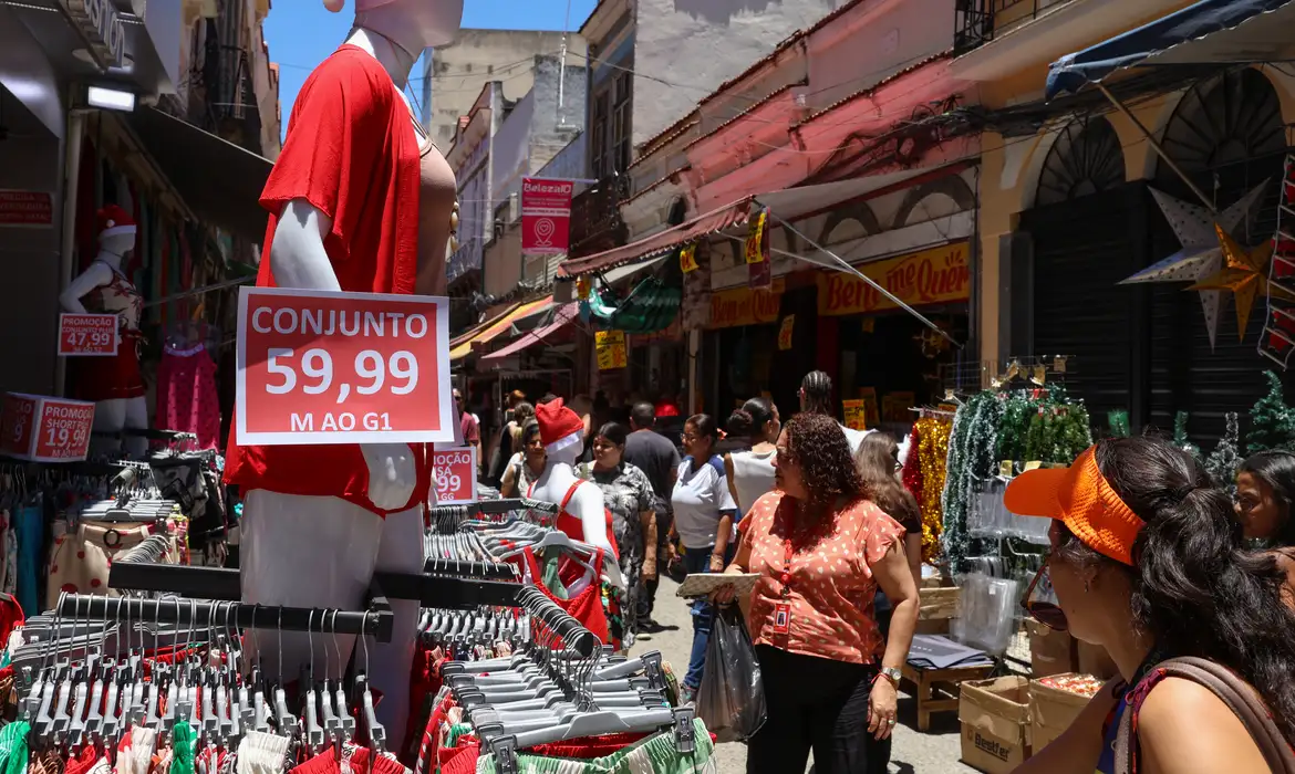 Comércio popular do Rio tem movimentação intensa às vésperas do Natal