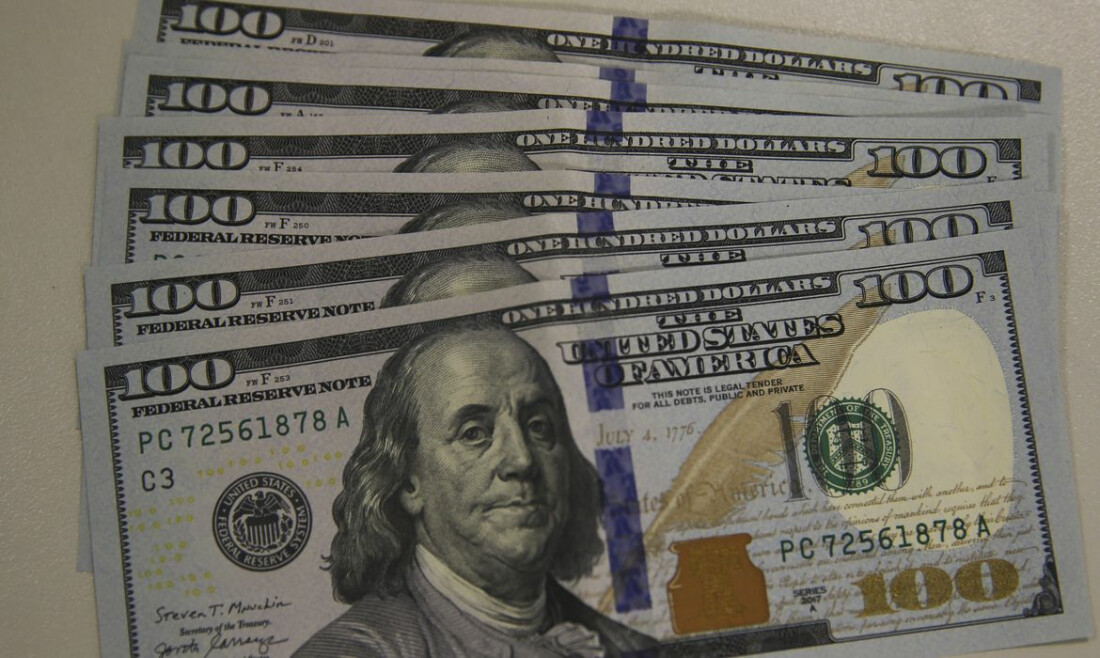 Após sete altas seguidas, dólar cai 0,95% e fecha em R$ 5,53