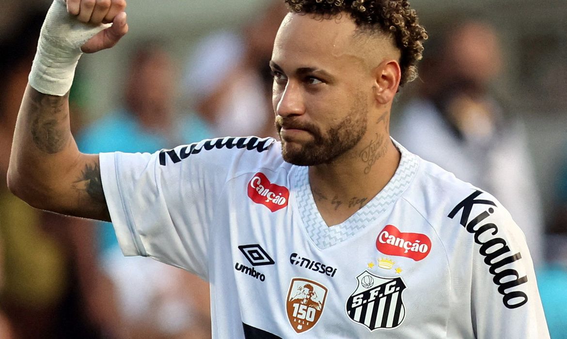 Neymar passa por uma cirurgia bem-sucedida no joelho