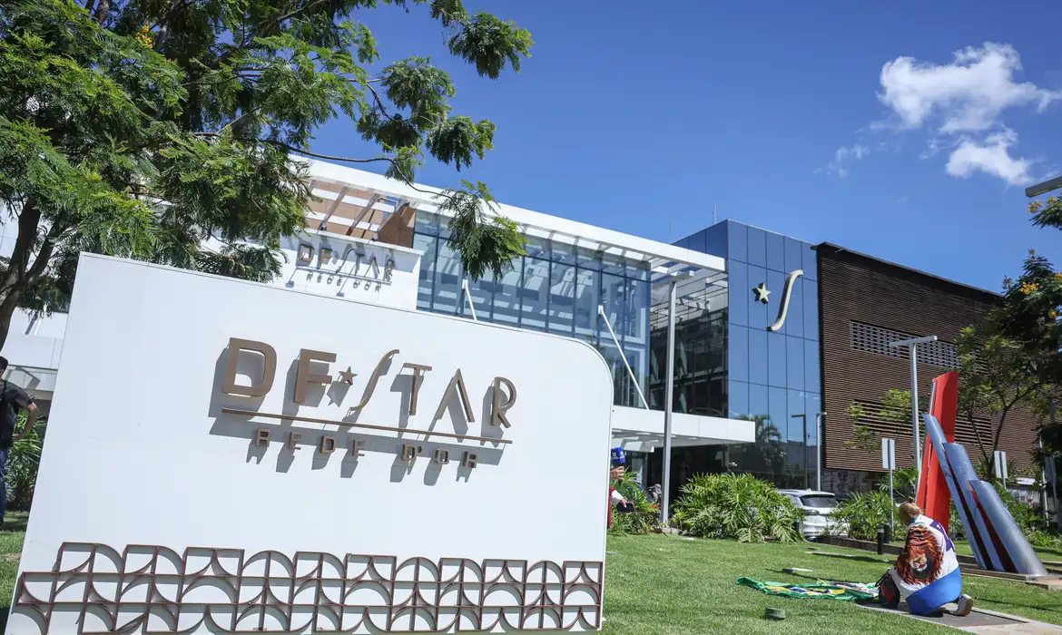 Jair Bolsonaro é internado para ser submetido a cirurgia na quinta