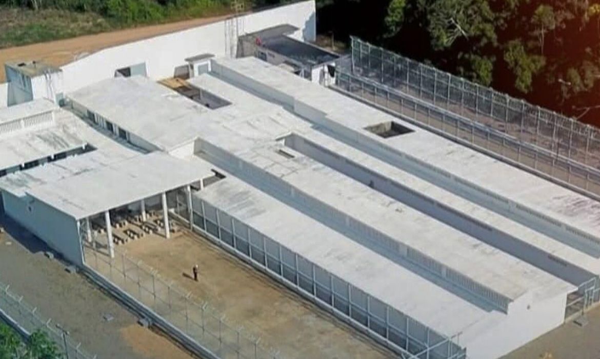 Após fuga, autoridades procuram 12 detentos de prisão em Maués (AM)
